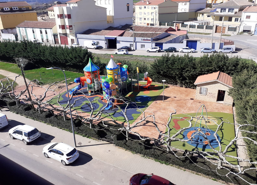 Los niños de Guijuelo estrenan la atracción infantil más grande de Salamanca -incluida la capital- en el parque del Pozuelo.