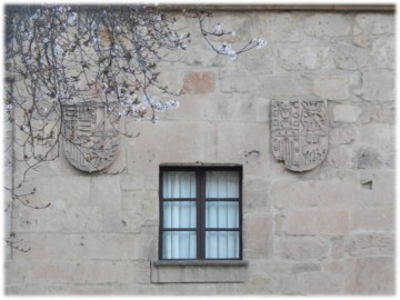 Escudos nobiliarios en el exterior de la casa de Juan de Ovalle