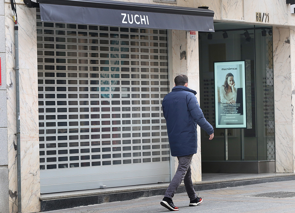 Brágimo / ICAL. Tienda de ropa Zuchi cerrada, en la calle Mayor de Palencia, propiedad de Domiciano Curiel presidente de ATA Castilla y León