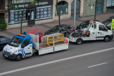 Varias grúas municipales retiran los vehículos del primer tramo del Pº de la Estación en Salamanca.