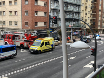 Un coche se empotra contra unos andamios y acudieron una ambulancia, la Policía Local, Nacional y una dotación de Bomberos de Salamanca.