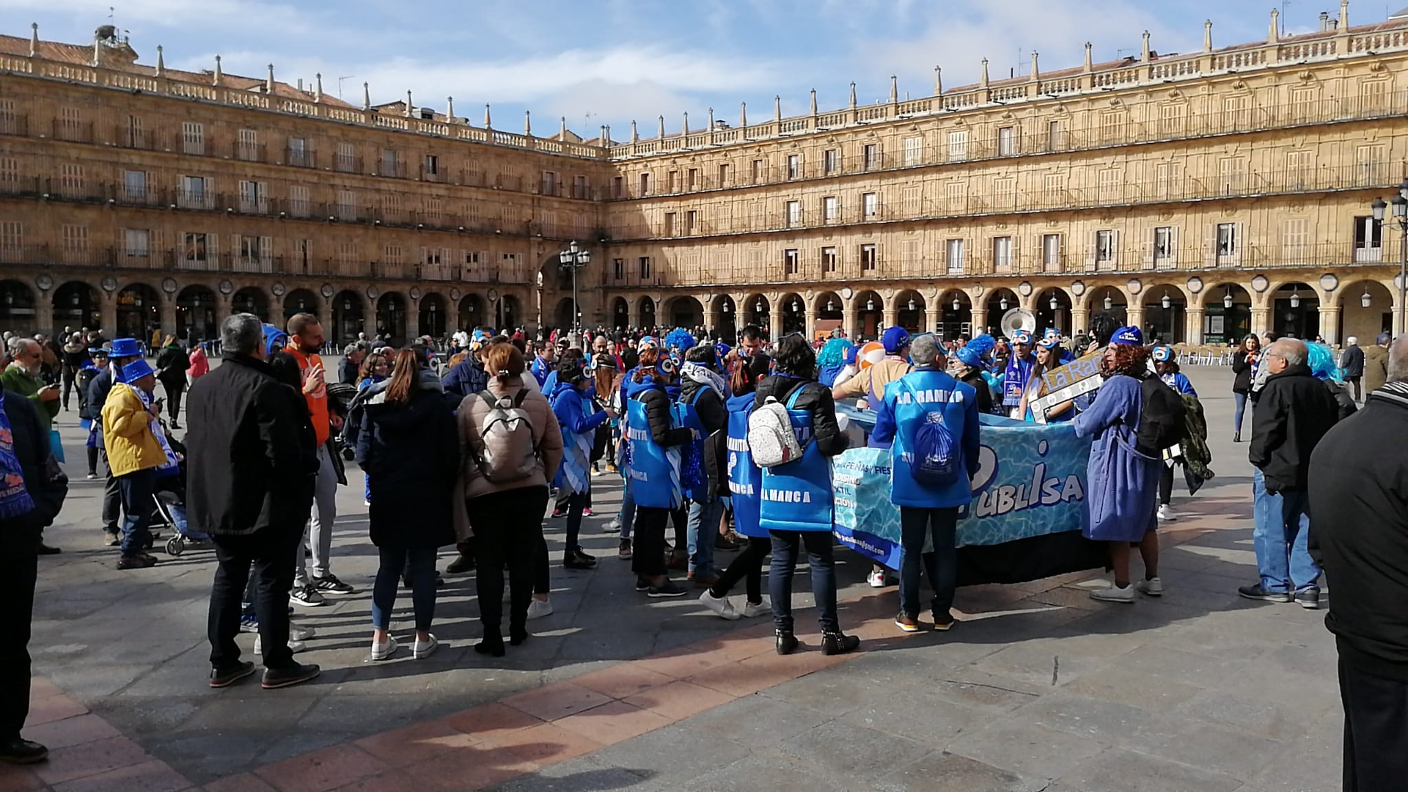 Los aficionados del Perfumerías Avenida ponen calor, color y humor en la Plaza Mayor con motivo de la celebración en Salamanca de la Copa de la Reina de Baloncesto.