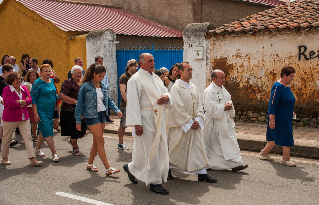 Alfredo Ramajo, primero por la izquierda, Gabi Cid y don Isidoro, en la procesión de San Ceferino en 2019, en Tenebrón.