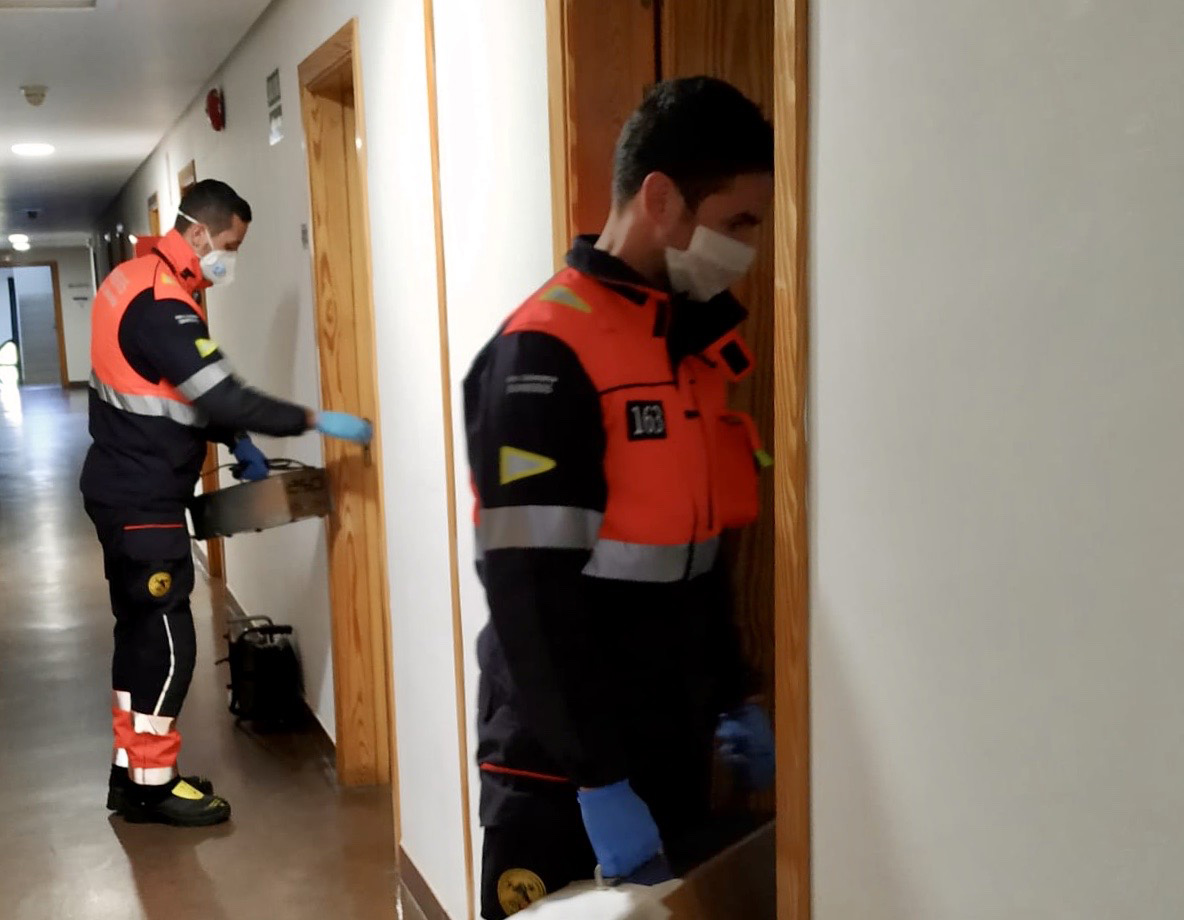 Bomberos de Salamanca en la desinfección del Colegio Mayor Oviedo.