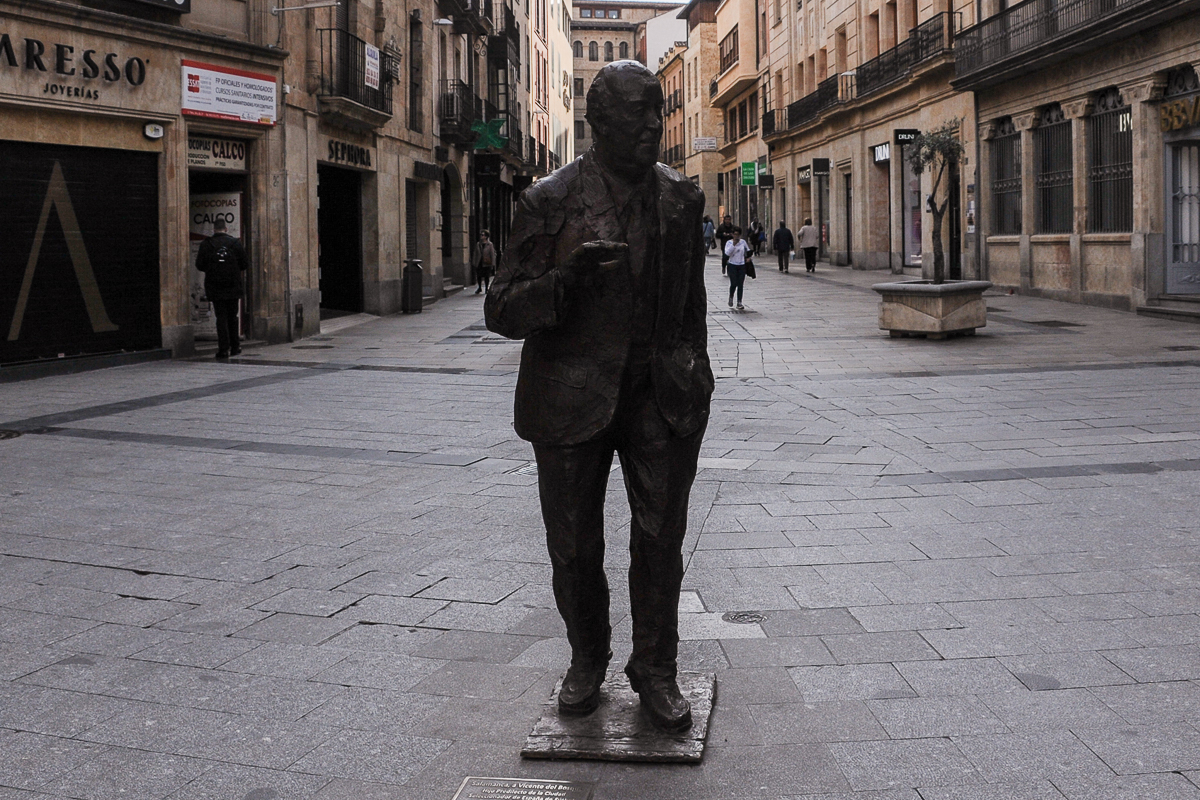 Las calles de Salamanca presentan un aspecto inusual para un viernes por la tarde con una temperatura casi primaveral.