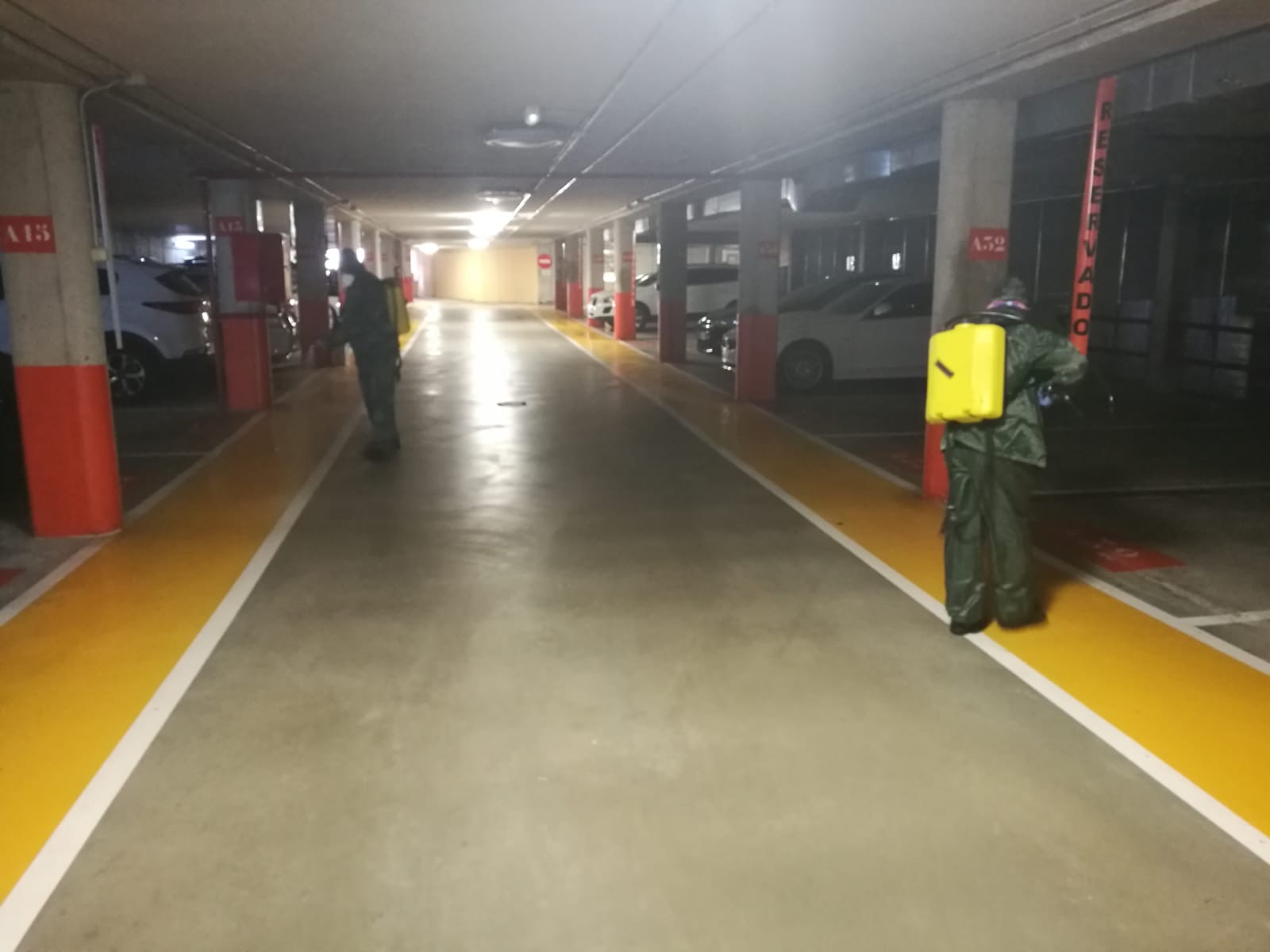 Operarios desinfectan el parking de Guijuelo.