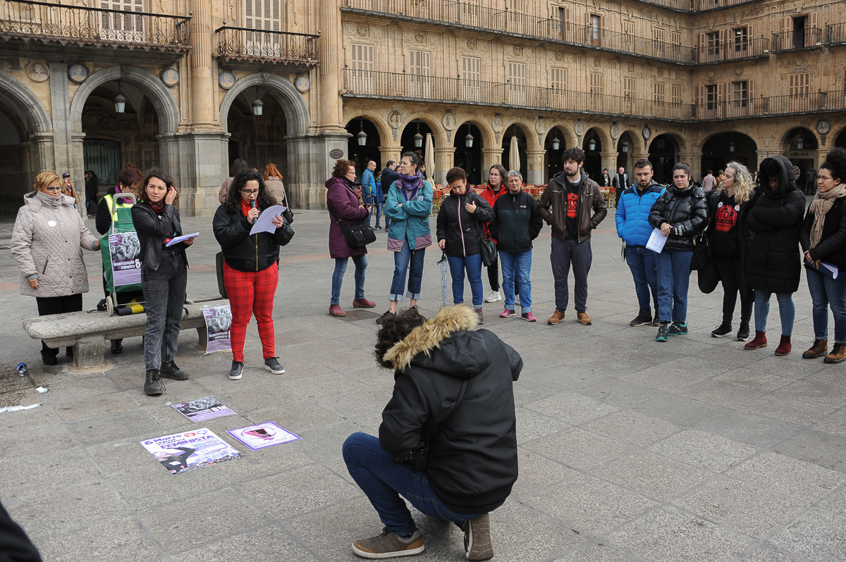 El Movimiento Feministas de Salamanca organizó un acto de 'micrófono abierto' en la Plaza Mayor.