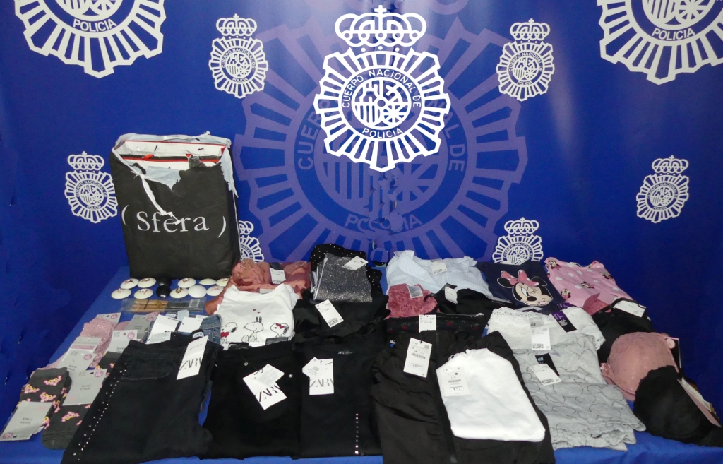 La ropa incautada por los agentes de la Policía Nacional.