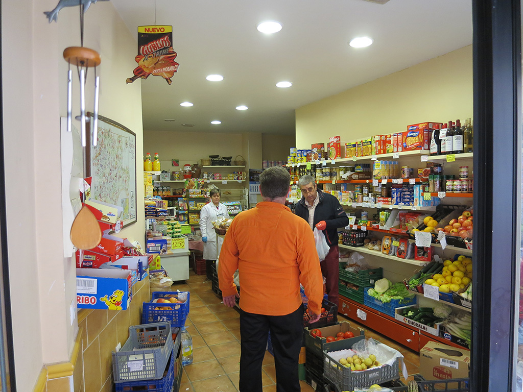 Isabel y Gaspar son los propietarios de la tienda de alimentación Al pan pan en Marquesa de Almarza, Salamanca.