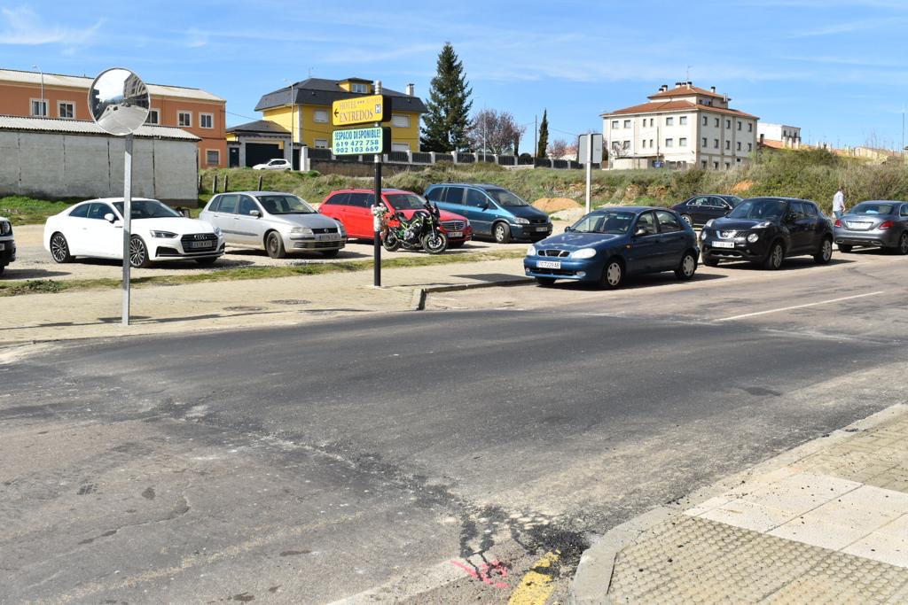 El Ayuntamiento de Guijuelo instala tres reductores de velocidad y cinco pasos de peatones elevados.