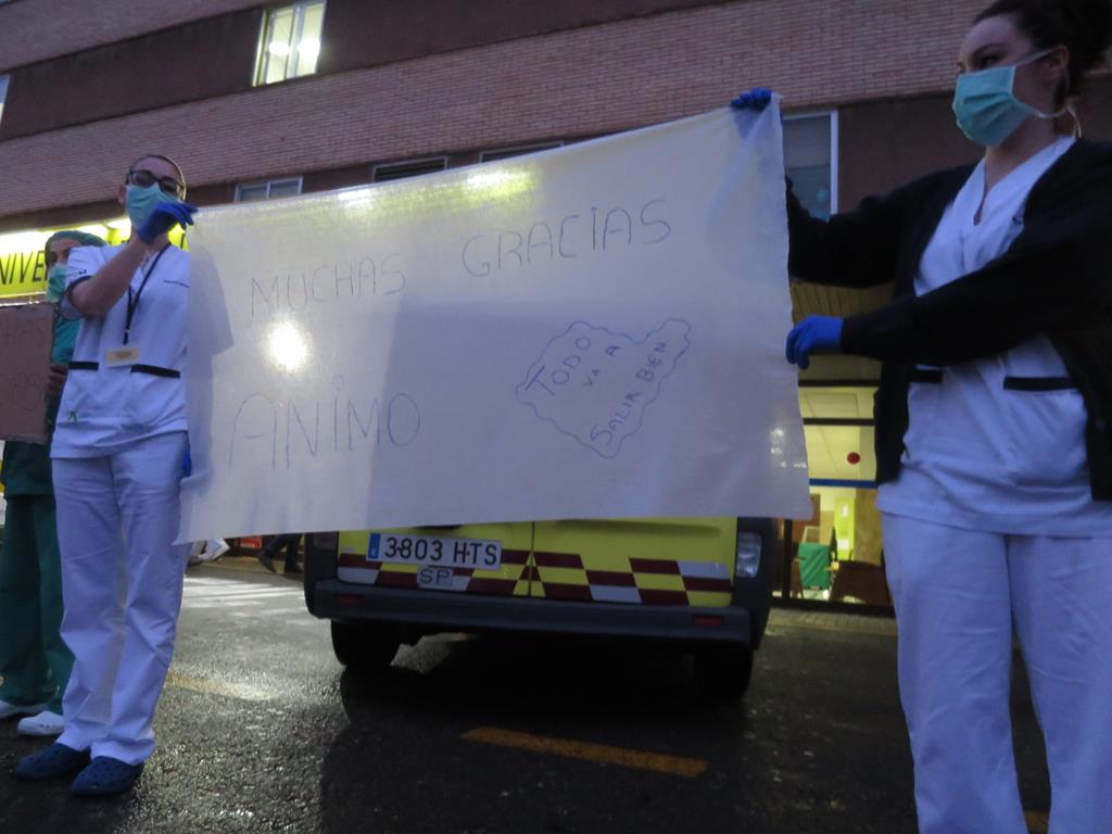 policia local nacional bomberos aplauden sanitarios hospital clinico coronavirus (4)