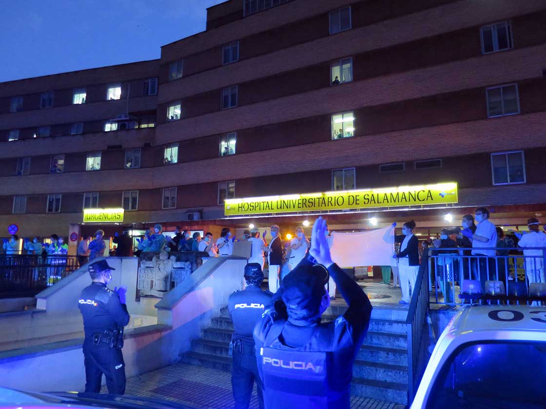 policia local nacional bomberos aplauden sanitarios hospital clinico coronavirus (6)
