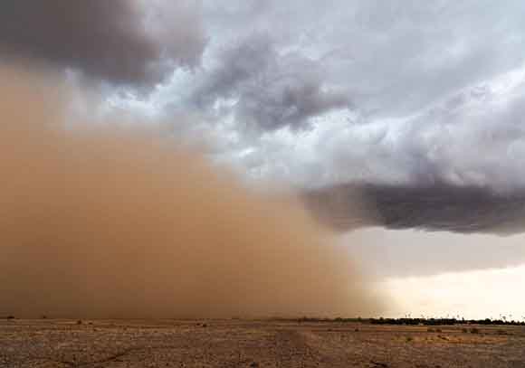 Las fuertes rachas de viento, vinculadas a tormentas sobre el Sáhara, levantan polvo que puede viajar cientos o miles de kilómetros.