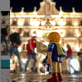 Un playmobil consultando un mapa en la Plaza Mayor de Salamanca.