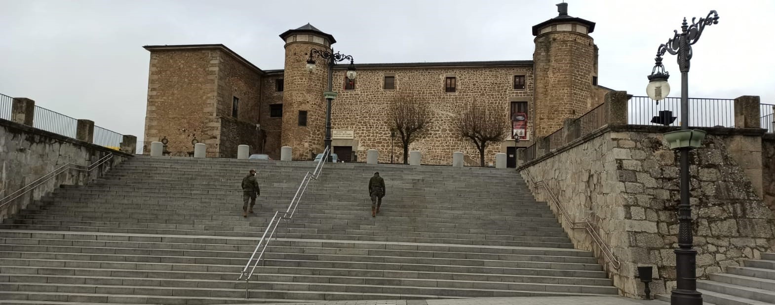 Los militares proceden a la desinfección del casco histórico de Béjar.