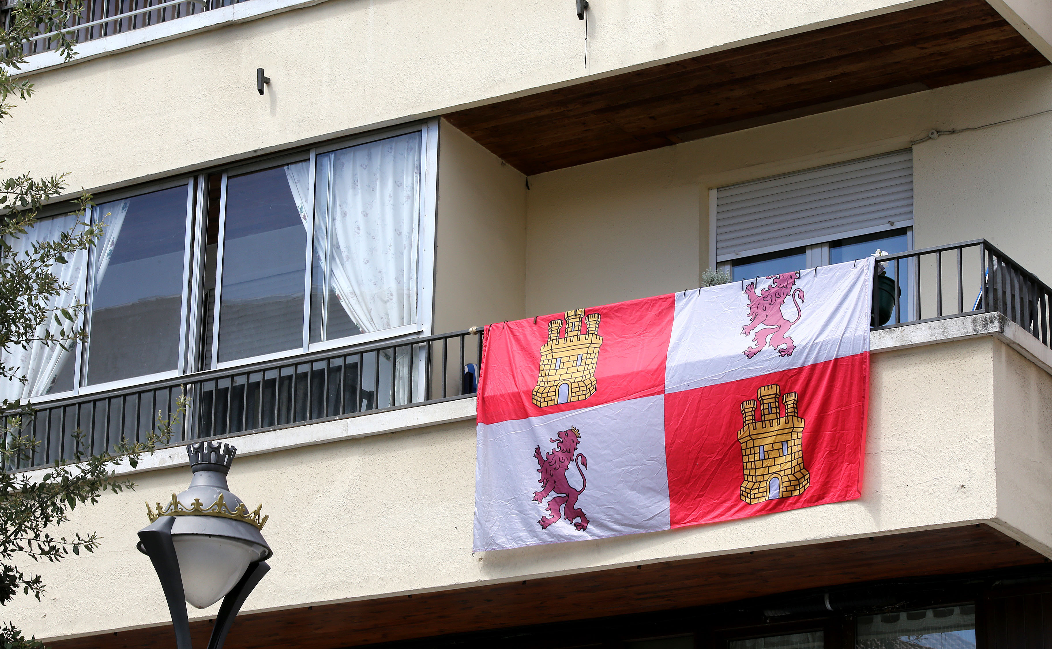 ICAL. Una bandera de Castilla y León en un balcón.