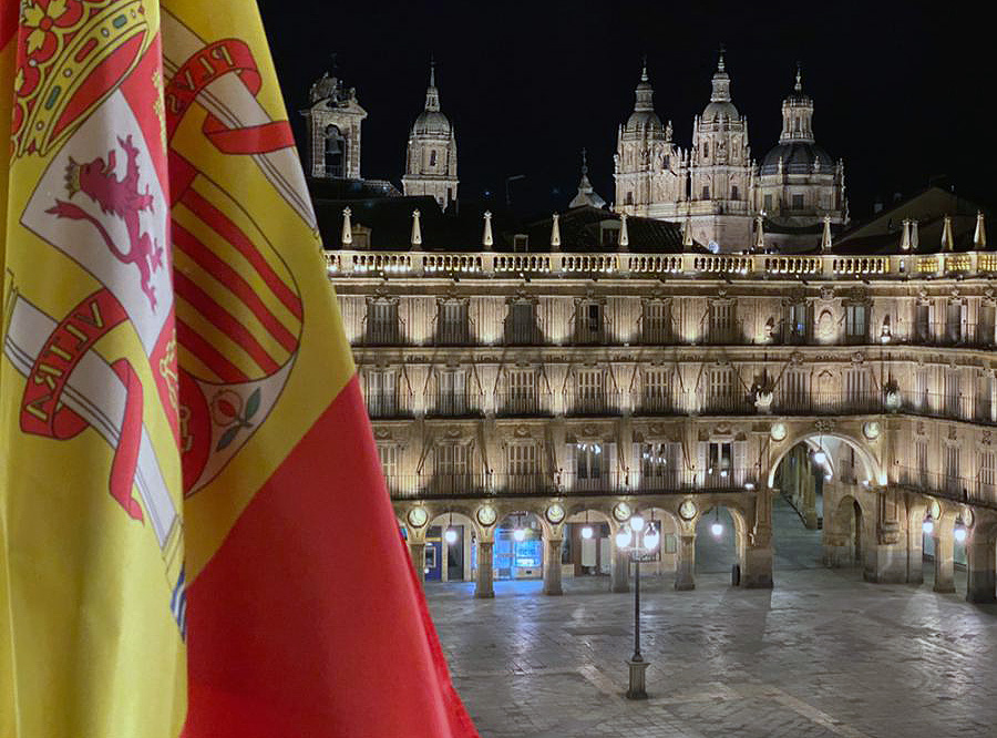 Rubén Torres realizó las fotografías desde el Ayuntamiento donde se ve la bandera de España y la Plaza Mayor.