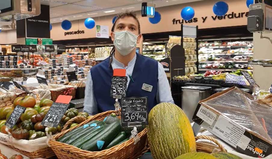 El personal que trabaja en los supermercados está en primera línea de la pandemia. 3.