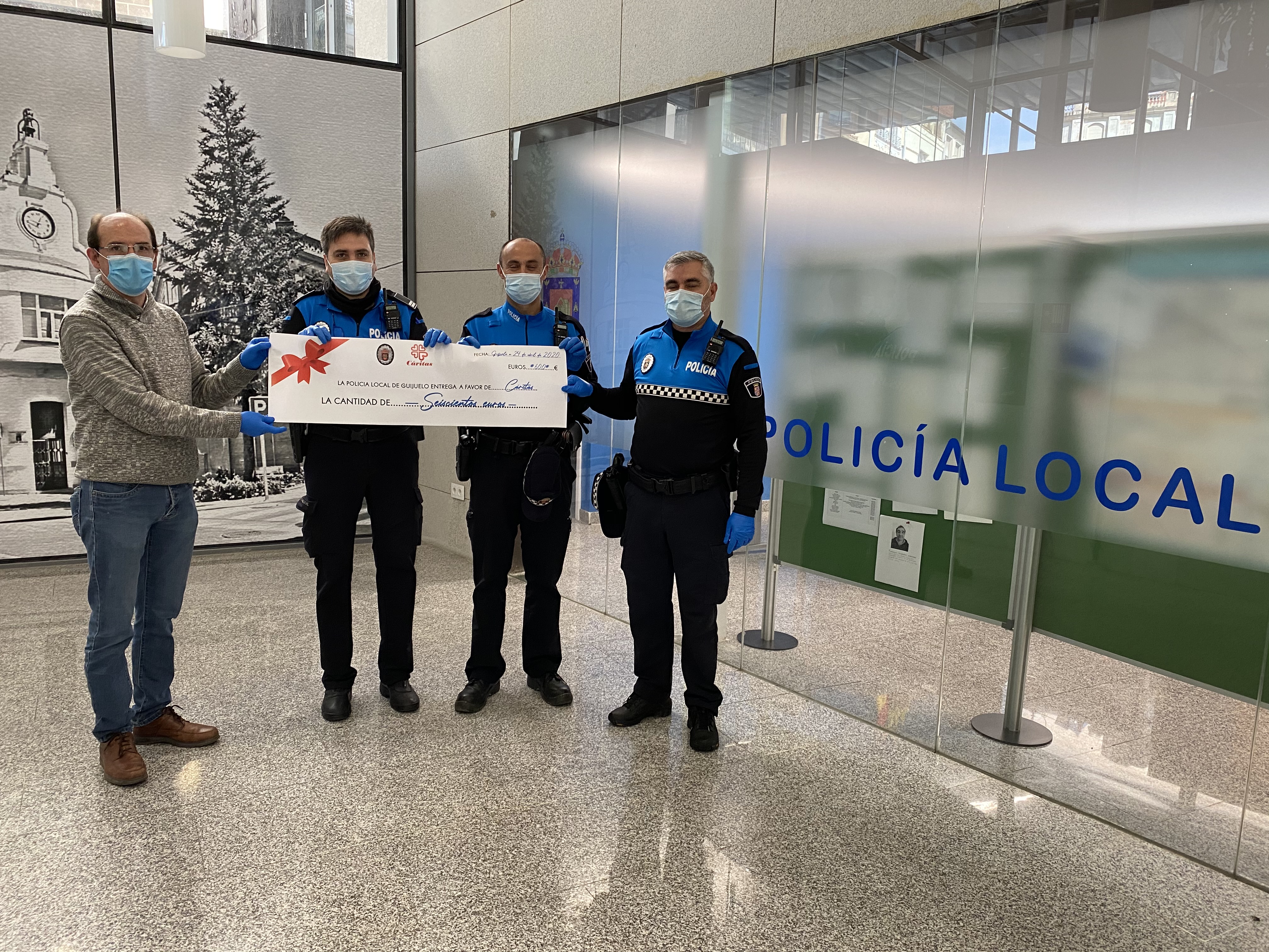 La Policía Local de Guijuelo dona 600 euros a Cáritas de Salamanca