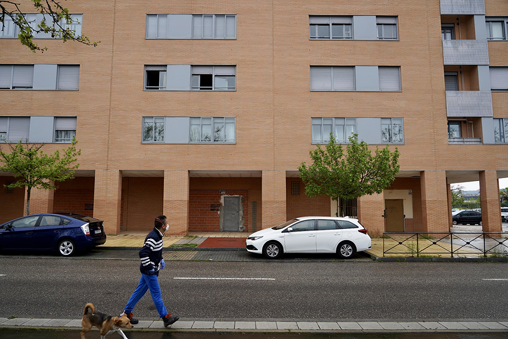 Miriam Chacón. ICAL. Edificio de la calle Alcotán donde ha fallecido una mujer tras precipitarse desde el tercer piso.