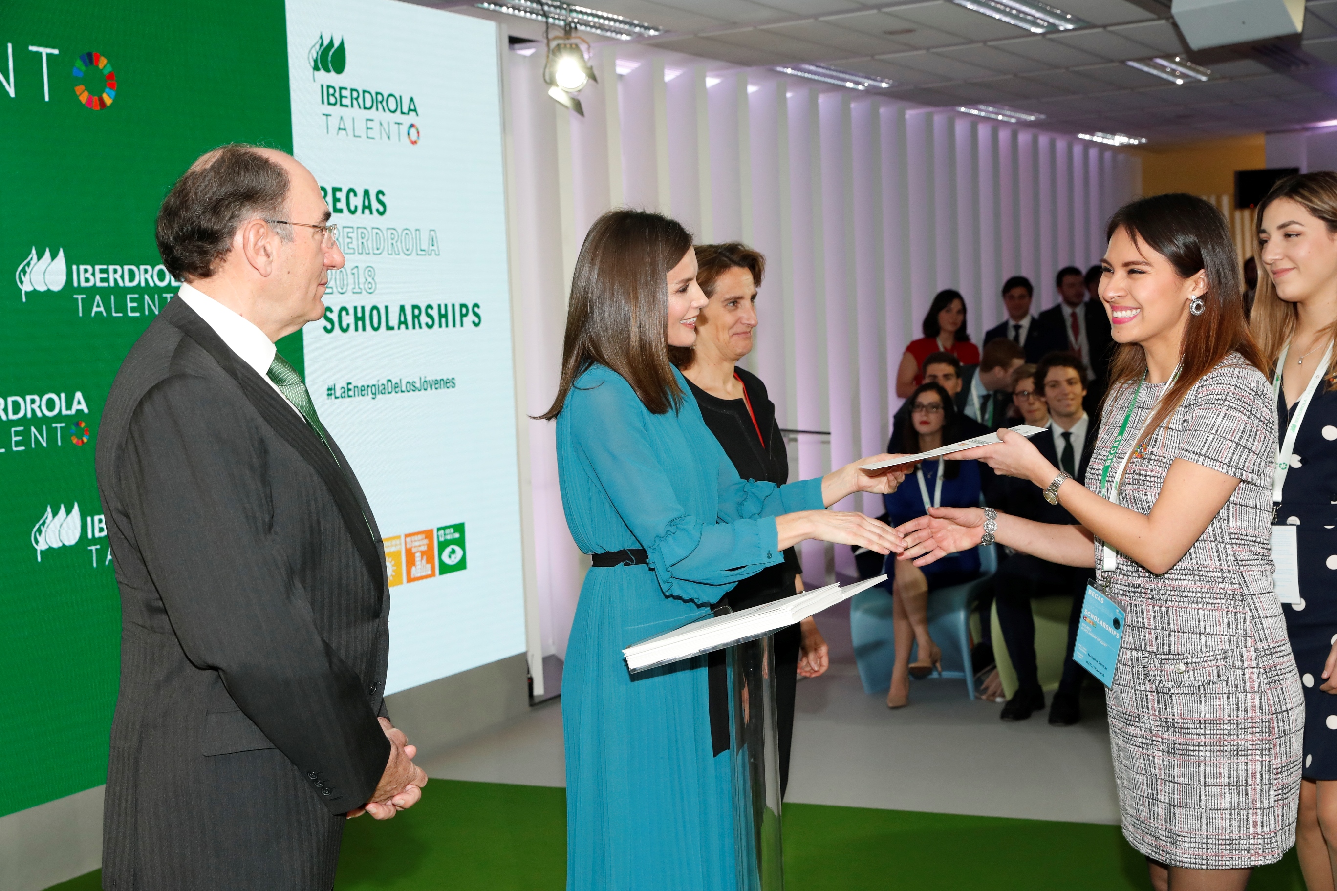 Entrega de diplomas. SM la Reina e Ignacio Galán. Foto. ARCHIVO.