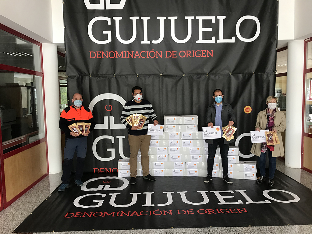 La denominación de origen Jamón de Guijuelo hace una donación de sobres de jamón para los niños necesitados del pueblo.