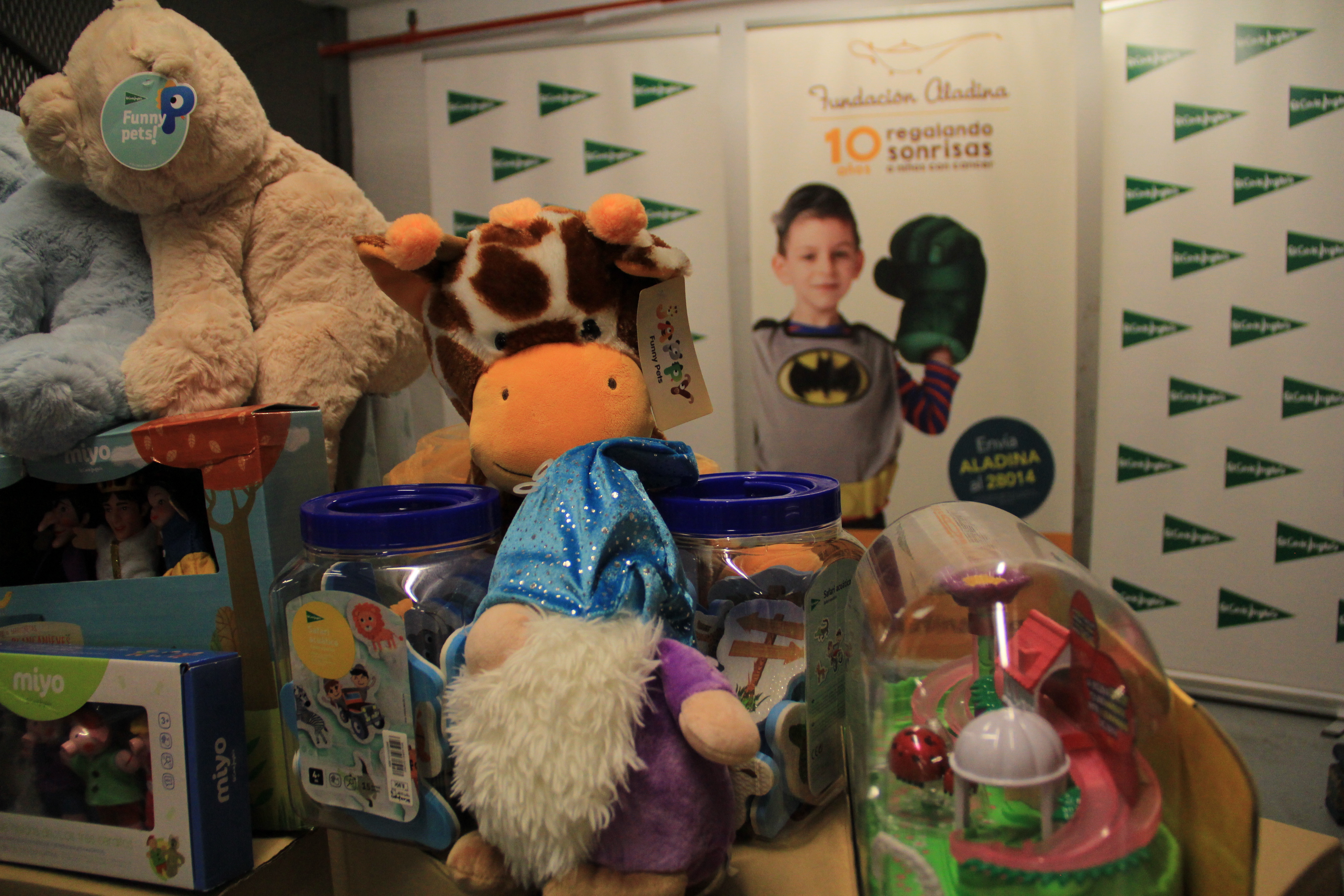 El Corte Inglés, a través de la Fundación Aladina, dona juguetes para los niños hospitalizados.