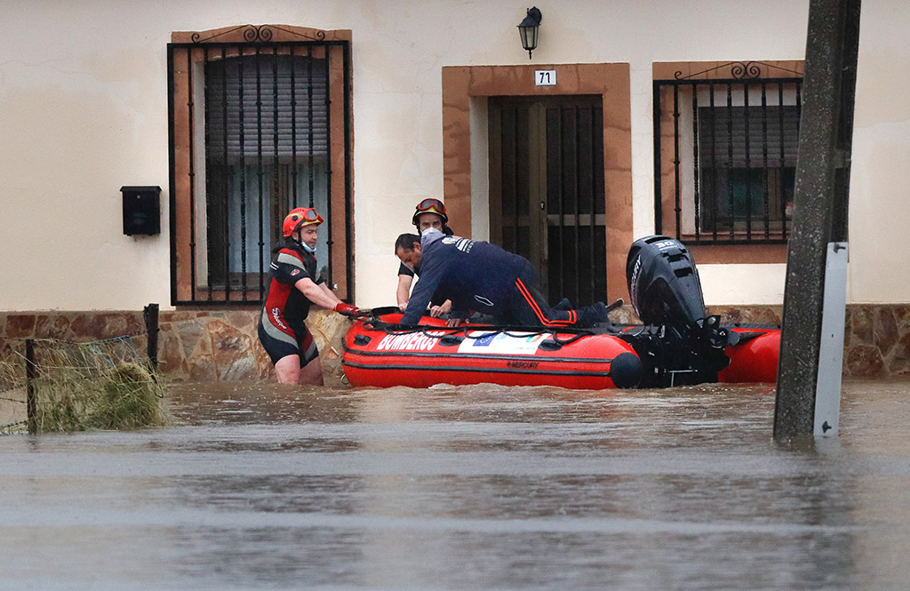 Isa Vicente ICAL . Bomberos de Ciudad Rodrigo rescatan a un vecino de Martín de Yeltes (4)