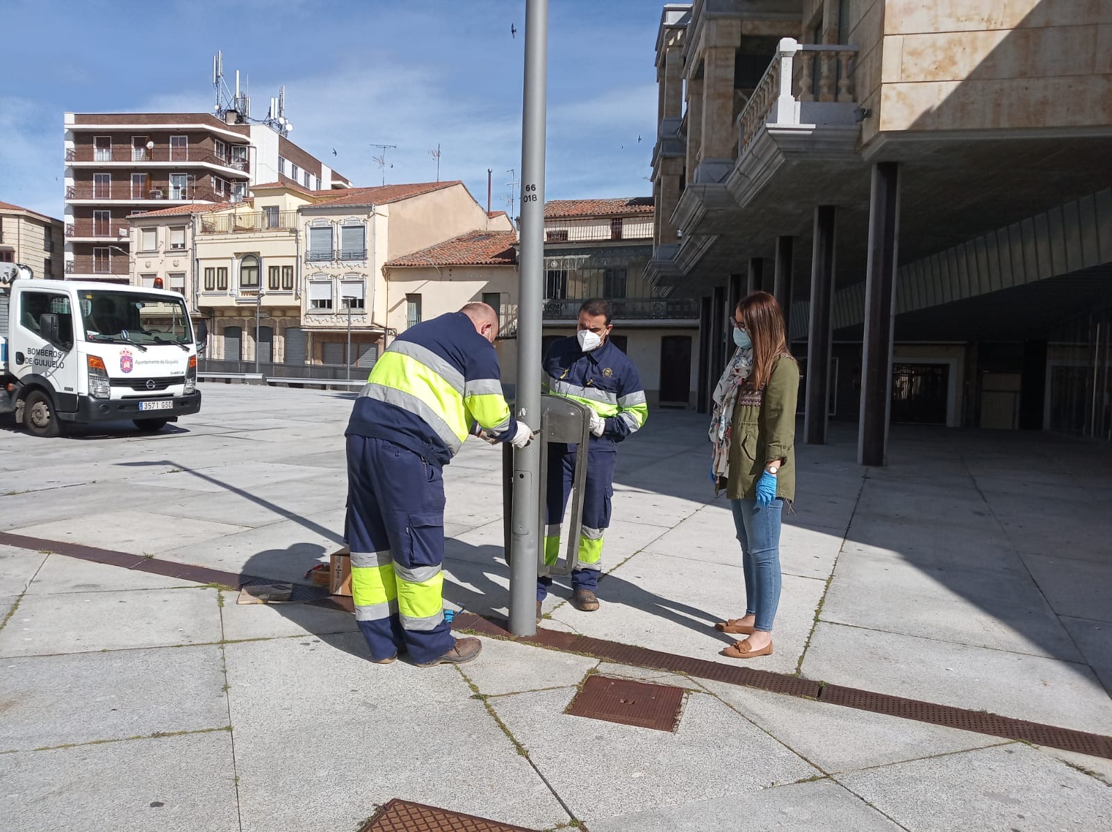 Los operarios municipales instalan las papeleras y bancos en Guijuelo.