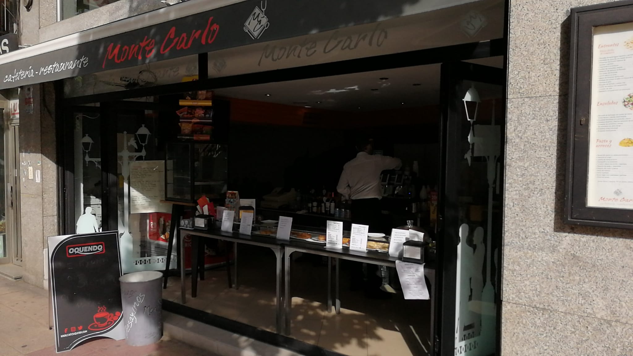 El Monte Carlo ha adelantado la barra para servir café para llevar a sus clientes.