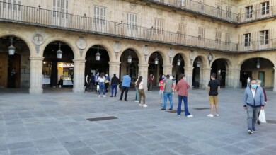 Colas para comprar un helado en el centenario Novelty, en la Plaza Mayor de Salamanca.