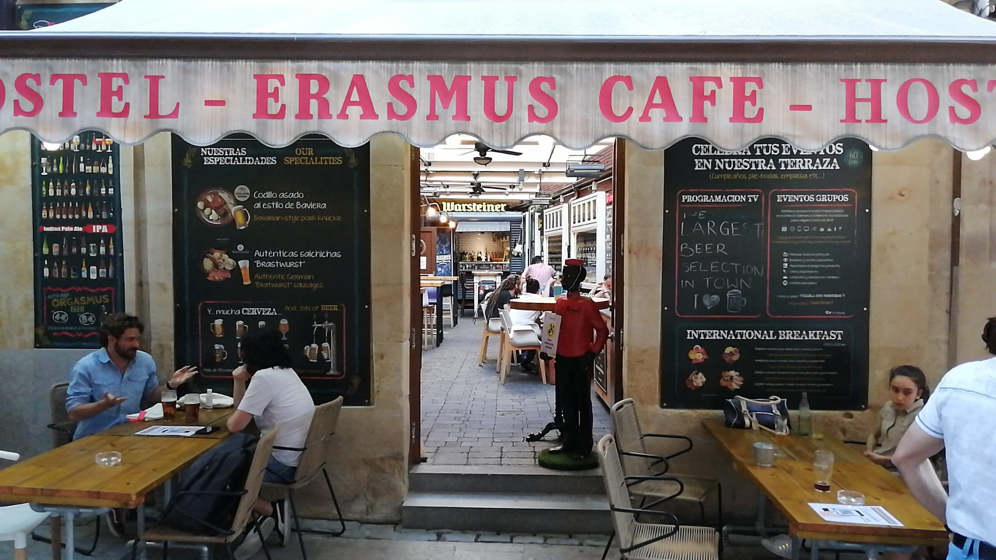 El Erasmus dispone de una terraza en la calle Meléndez y otra en el interior para dar doble servicio a sus clientes.