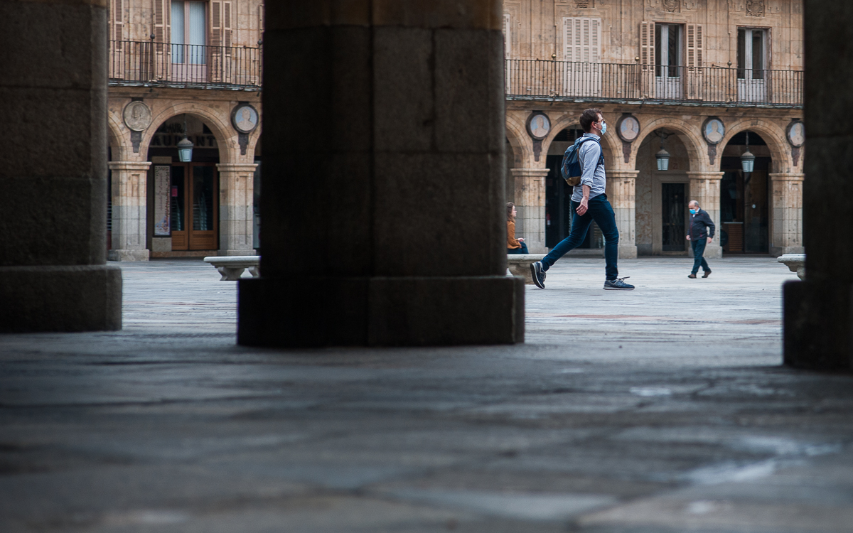 Un corredor por la Plaza Mayor de Salamanca.