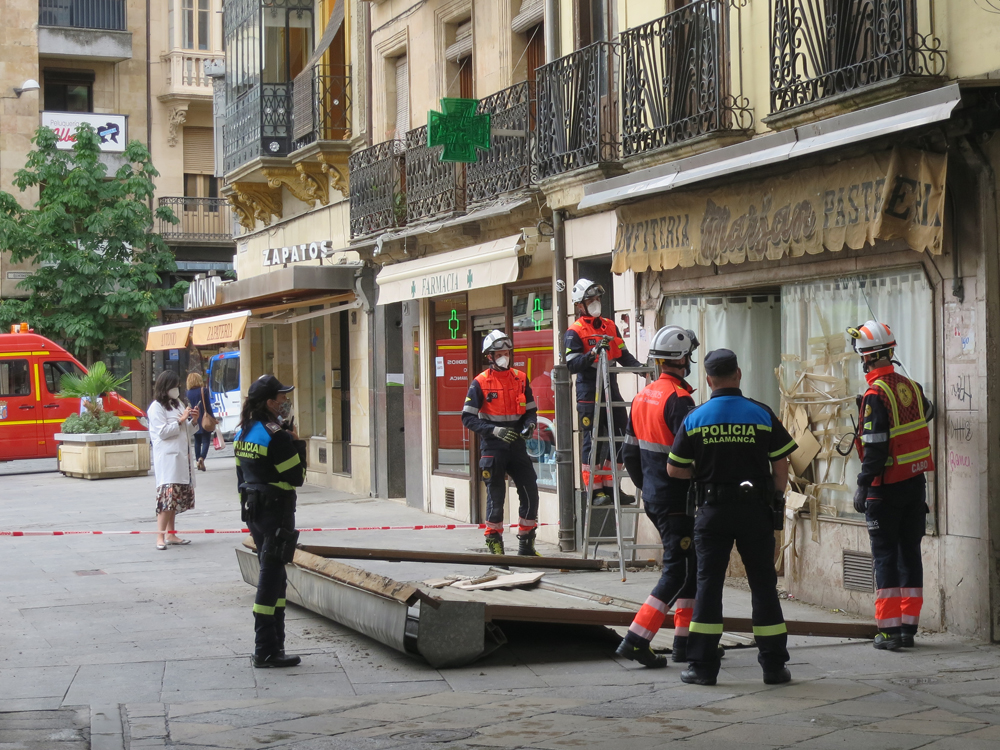 Un camión de reparto se llevó la estructura metálica de una antigua pastelería en la Plaza Mayor.