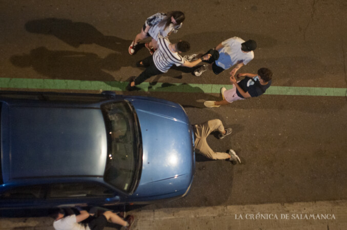 Odisea en la calle Don Bosco. Un gato se metió debajo de un coche y