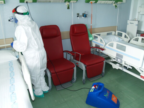 El equipo de limpieza desinfecta el hospital de Salamanca.