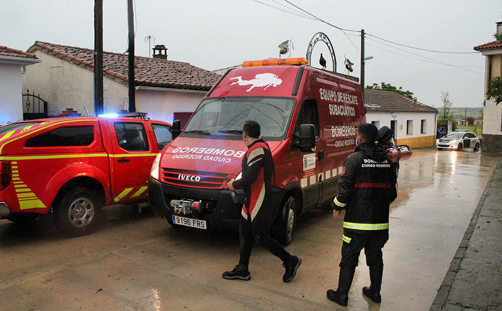 Isa Vicente ICAL . Bomberos de Ciudad Rodrigo rescatan a un vecino de Martín de Yeltes