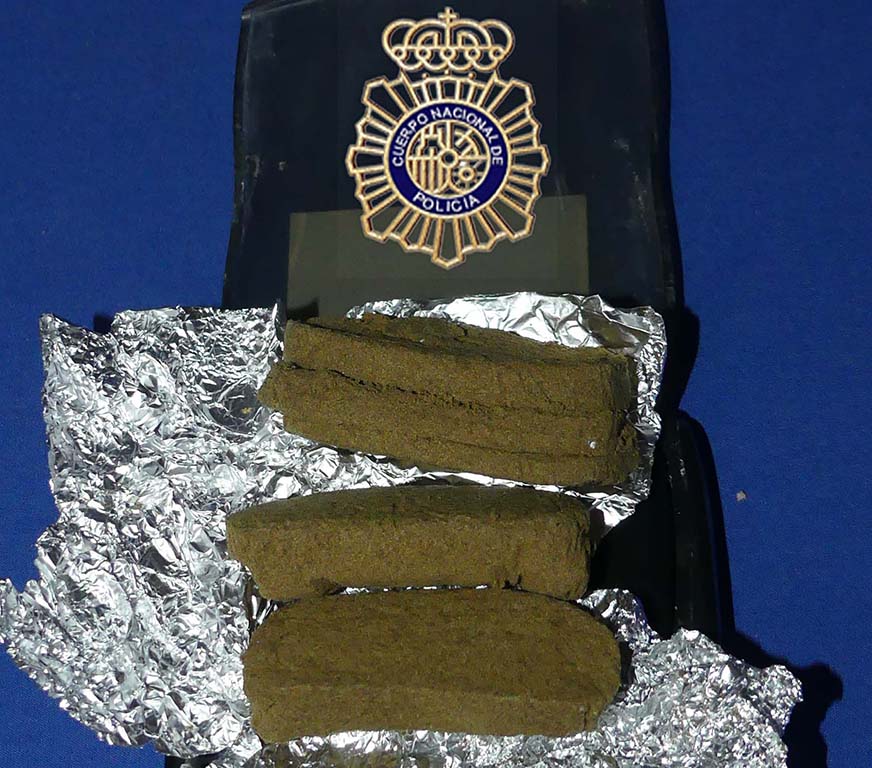 Las tres tabletas de hachis incautadas por la Policía Nacional.