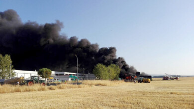 ICAL. Incendio en una fábrica de pinturas situada en el polígono industrial de San Pedro del Arroyo (Ávila)
