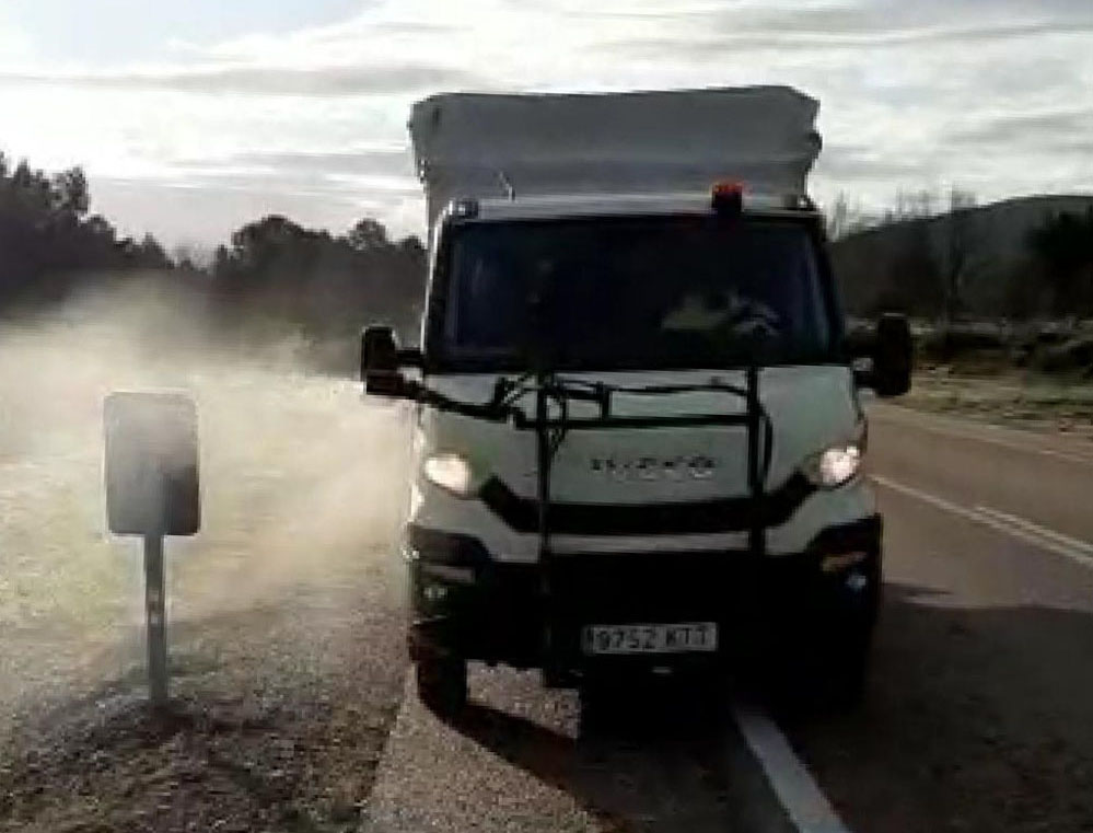 ICAL/ La “resina pegante” se esparce con los camiones a una velocidad de 30 km/h.