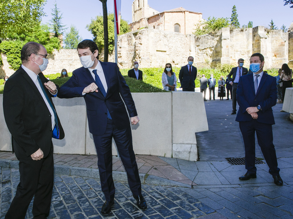 Concha Ortega / ICAL . El presidente de la Junta de Castilla y León, Alfonso Fernández Mañueco, junto con los presidentes de Aragón, Javier Lambán, y de Castilla-La Mancha, Emiliano García-Page momentos antes de la reunión