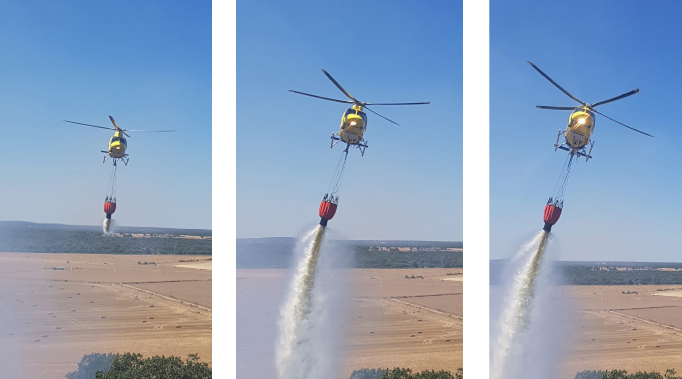 El helicóptero echa agua en el fuego de Retortillo.
