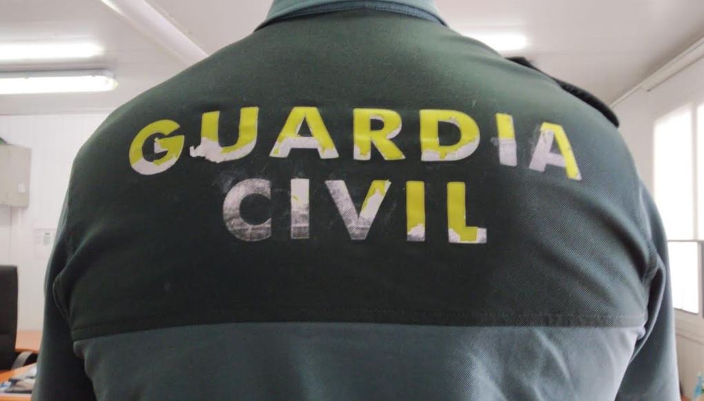 guardia civil uniforme deteriorado
