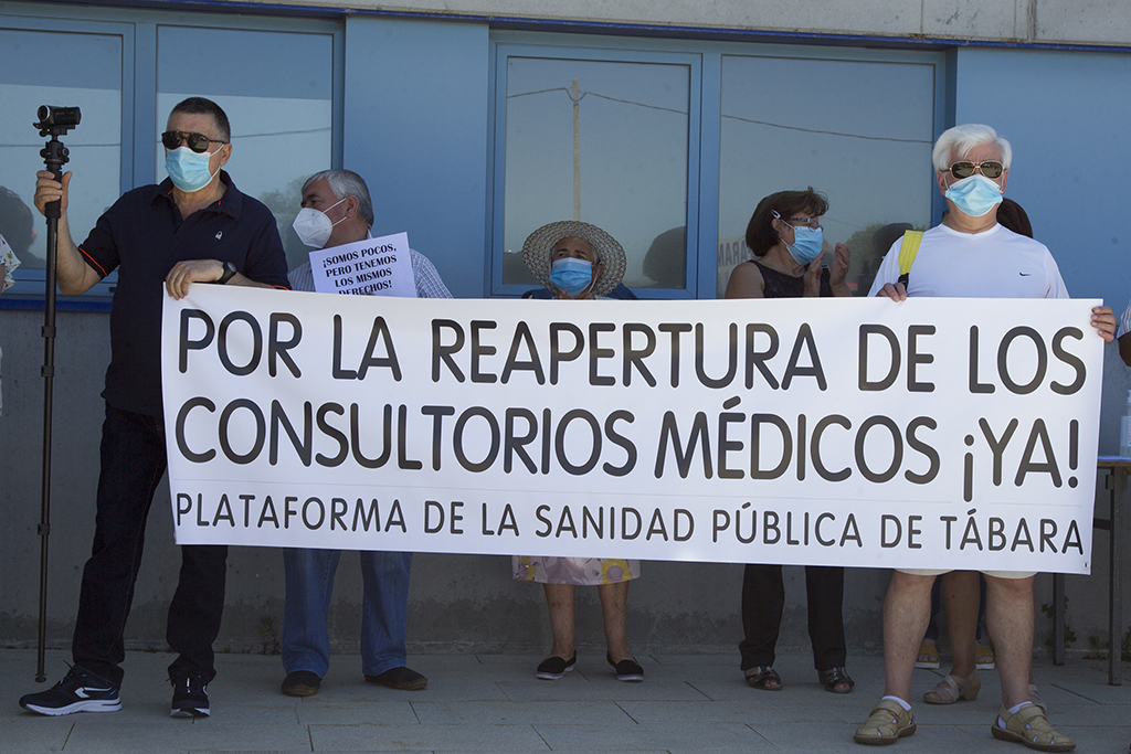 JL Leal ICAL Concentración por la reapertura de los consultorios médicos en Tábara, Zamora.