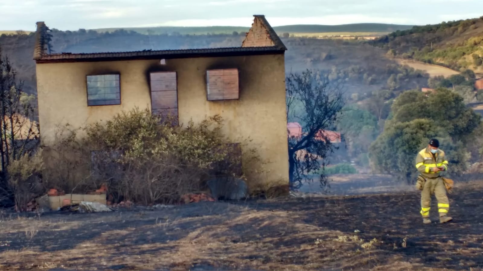 Los medios del operativo de la Junta continúan con las labores de "remate" y "control" en el incendio de Gallegos del Río