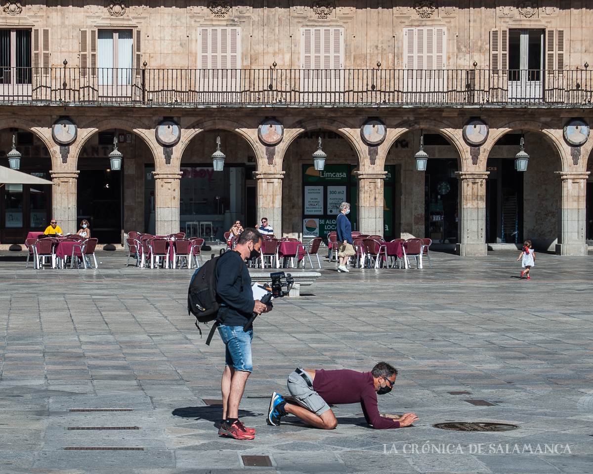 Los fotógrafos toman imágenes de la Plaza Mayor para el anuncio promocional de España como destino turístico.