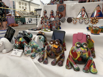 Las ranas portamóviles, elementos que se pueden ver en la Feria del Barro, en la Plaza de Anaya.