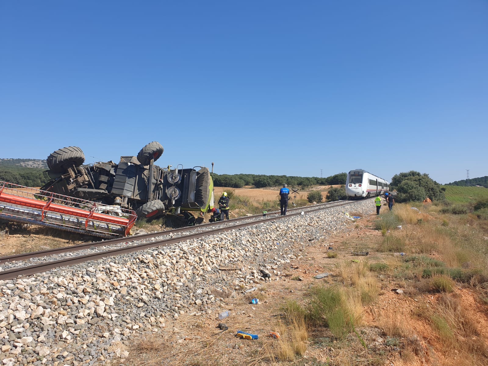 ICAL. Herido el conductor de una cosechadora tras colisionar con el tren Soria-Madrid en Navalcaballo (1)