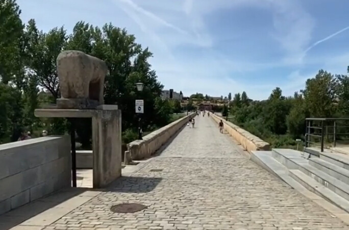 La entrada del Puente Romano.