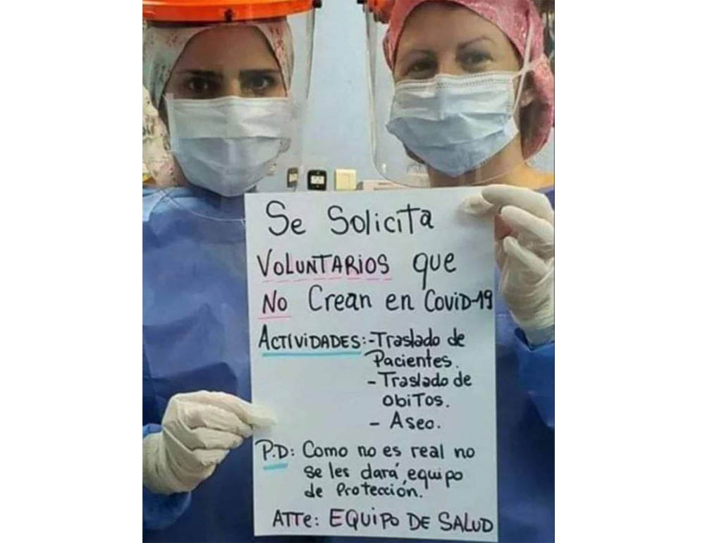 Personal sanitario muestra un cartel para los manifestantes anti mascarillas.